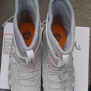 New Balance white sneaker boots S z 10.5